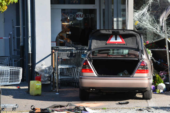 Mit voller Wucht krachte der Fahrer in den Edeka.