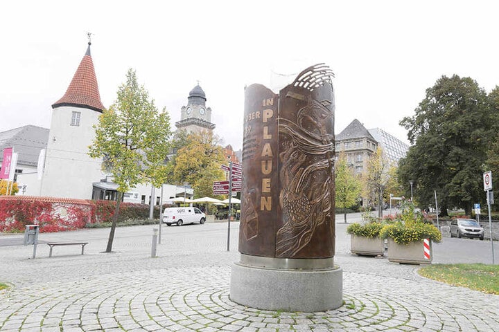 Plauen, Postplatz: Rund. Die allererste erfolgreiche Großdemo im Oktober
1989 (7.10.) erlebte Plauen. Das Denkmal in Form
einer Kerze wurde nach einem Entwurf des Künstlers
Peter Luban gestaltet. Zudem hat auch Plauen einen "Weg der friedlichen Revolution