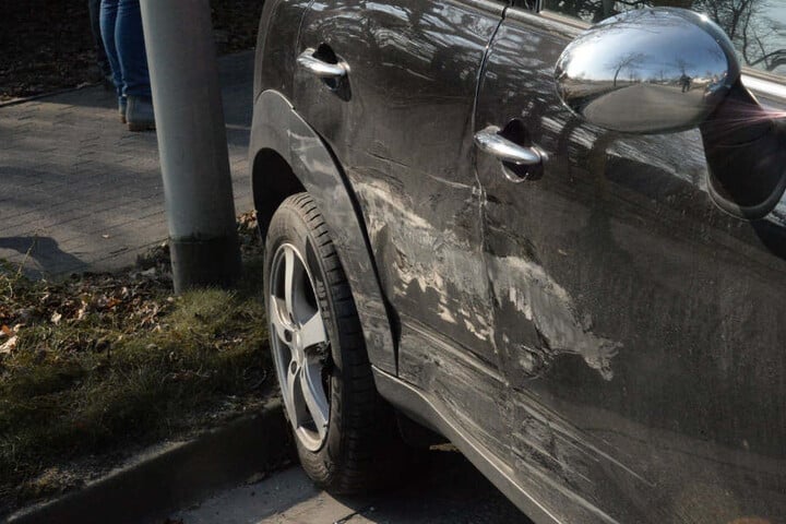 Zuvor crashte der BMW in das Heck des Minis.