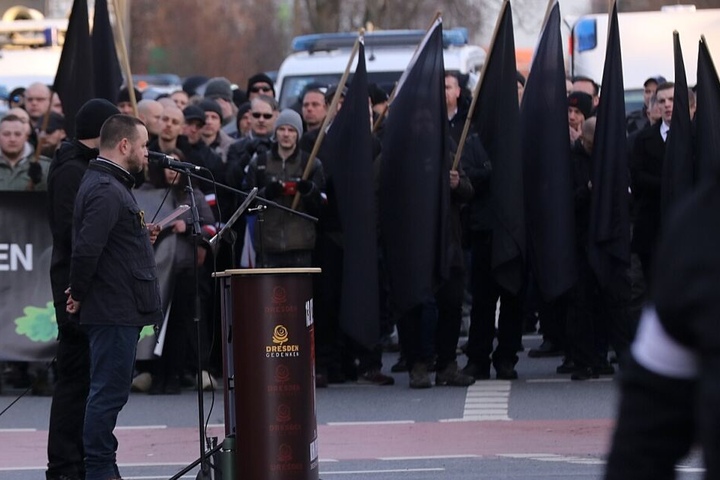 Die Kundgebung der Neonazis hat begonnen.