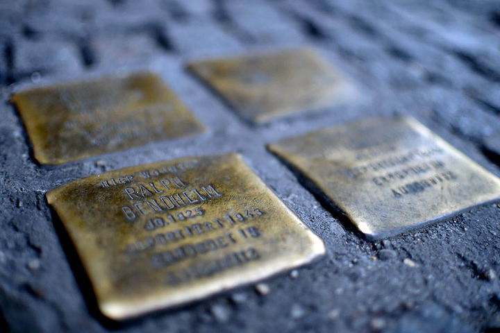 Der Stolperstein zum Gedenken an ihren Bruder Ralph Bendheim vor der Skalitzer Str. 32 in Berlin-Kreuzberg.