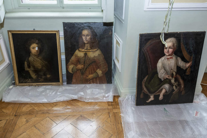 59 Gemälde, der Großteil davon Portraits der Familie von Einsiedel, ziehen wieder ins Schloss Wolkenburg ein.
