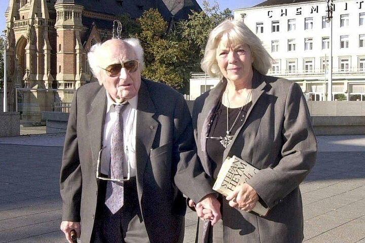 Der Schriftsteller Stefan Heym (1913 - 2001) mit seiner Ehefrau Inge (85) 2001 bei ihrem Besuch in Chemnitz.