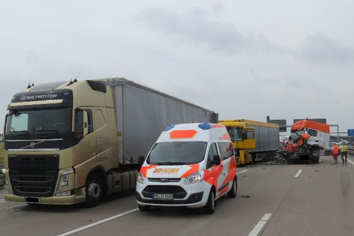 Der Unfallverursacher (orange-weißes Führerhaus) schob bei dem Unfall den vor ihm haltenden Lkw (gelb) auf dessen Vordermann.