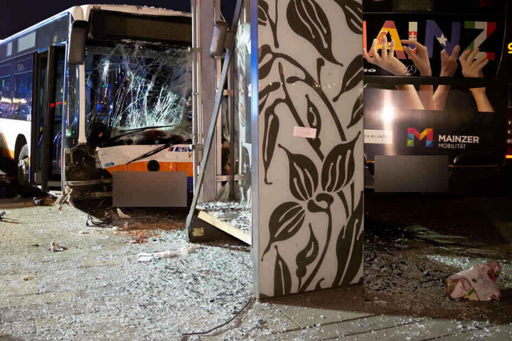 Ein Mann (85) starb bei dem Unfall in Wiesbaden, 23 weitere Personen wurden teils schwer verletzt.