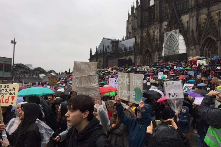 Bei der Demo forderten Jugendliche einen besseren Klimaschutz.