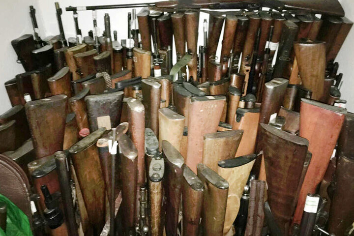Hunderte von Waffen lagerte der Mann auf seinem Dachboden.