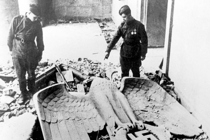 Das Kriegsende 1945: Russische Soldaten in den Trümmern der
Reichskanzlei.