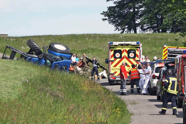 Mithilfe weiterer Traktoren, konnte der Mann laut Zeugenbericht geborgen werden.