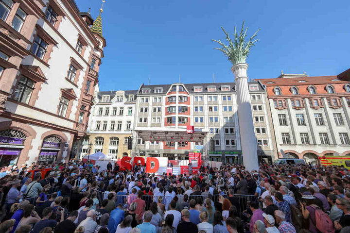 Wahlkampf von SPD-Kanzlerkandidat Martin Schulz (61) in Leipzig. Vieles
bezahlen auch die Bundesparteien.