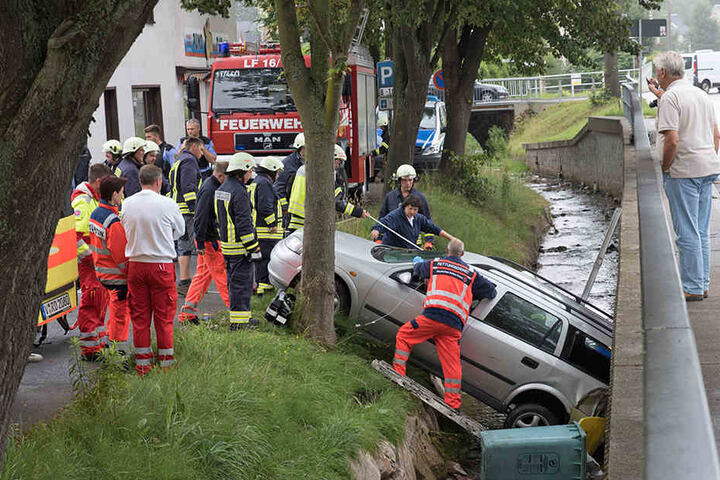 Die Rettungskräfte rückten im Großeinsatz an, um Fahrerin und Auto aus dem Bach zu retten.