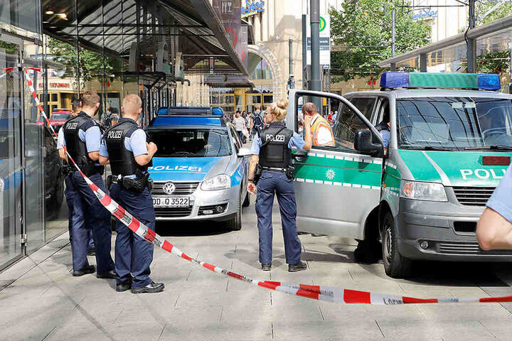 Die Polizei war mit mehreren Fahrzeuge am Kaufhof vor Ort.
