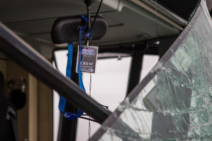 Vier Crew-Mitglieder saßen zum Unfallzeitpunkt im Bus, zwei von ihnen wurden leicht verletzt.