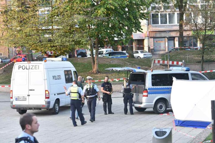 Der Tatort wurde weiträumig abgesperrt, die Ermittlungen am Tatort laufen derzeit noch.