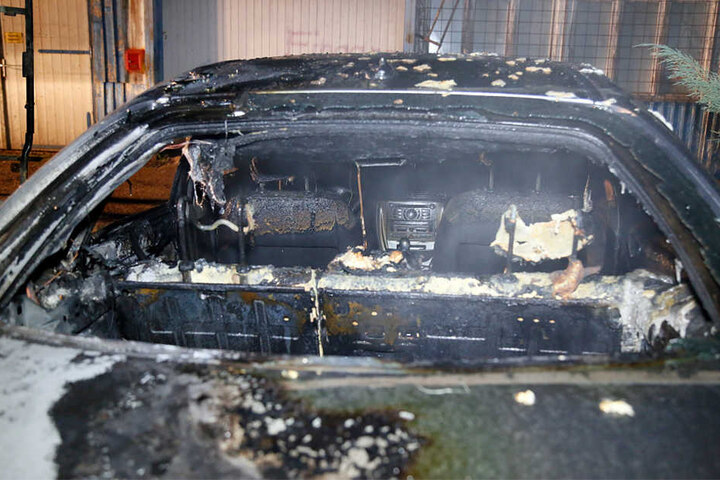 Der Citroen wurde bei dem Feuer komplett zerstört.