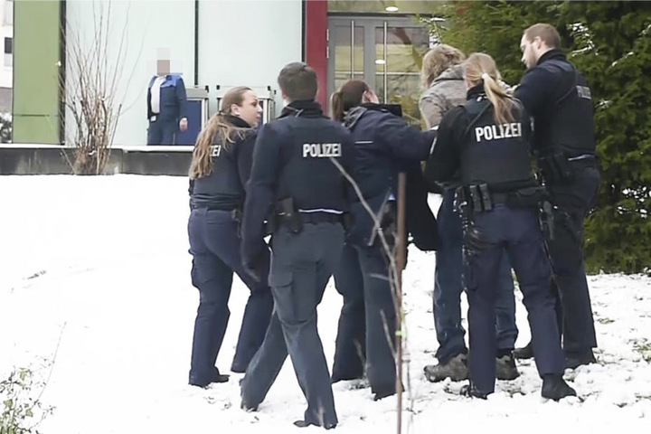Eine Person wurde außerhalb der Klinik von Polizisten festgehalten.