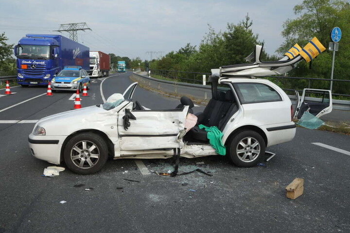 Das Auto der Fahrerin musste komplett aufgeschnitten werden.