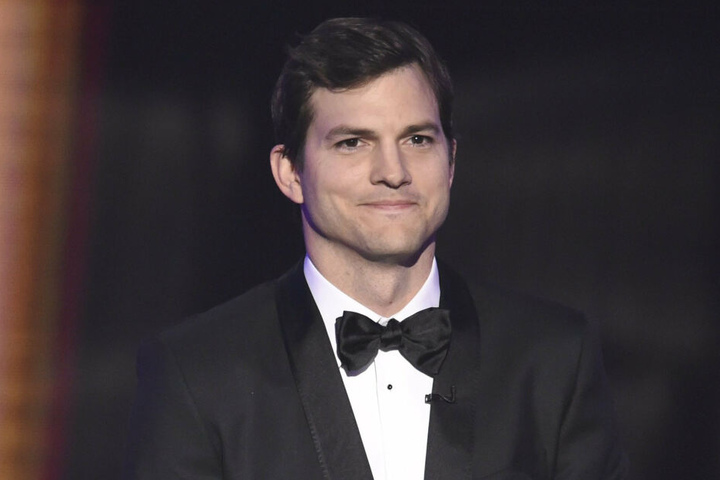 Ashton Kutcher im Anzug bei den Screen Actors Guild Awards.