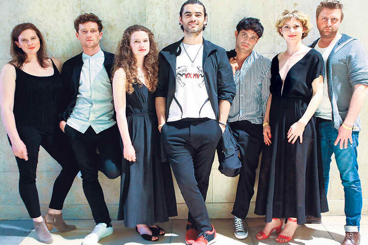 Der Cast von "Milk & Honey": Marlene (3.v.li.) spielt in der Serie die Rolle der "Charly".
