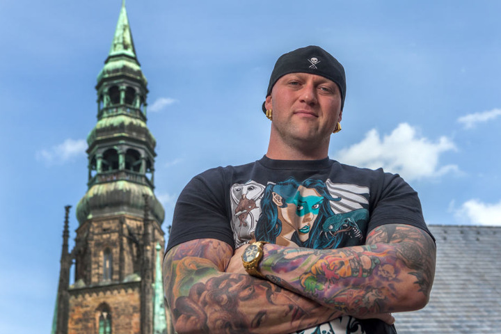 Tattookünstler Randy Engelhard (36) posiert vor dem Dom in Zwickau. Er betreibt in Zwickau die Tattoolounge "Heaven of Colours".