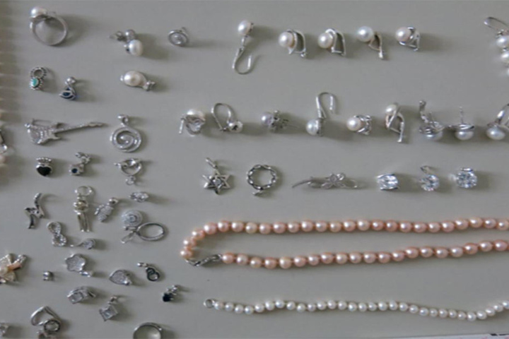 Laut Polizei handelt es sich hauptsächlich um Modeschmuck.