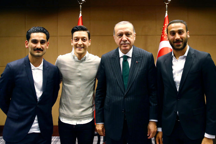 Der Stein des Anstoßes: Das Bild mit (v.l.) Ilkay Gündogan, Mesut Özil, Recep Tayyip Erdogan und Cenk Tosun.