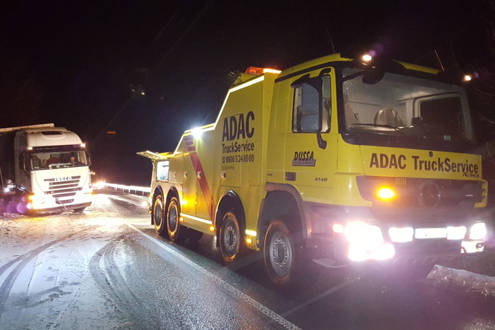 Vollsperrung und Bergung auf der B99: Ein Lkw hatte sich witterungsbedingt festgefahren.