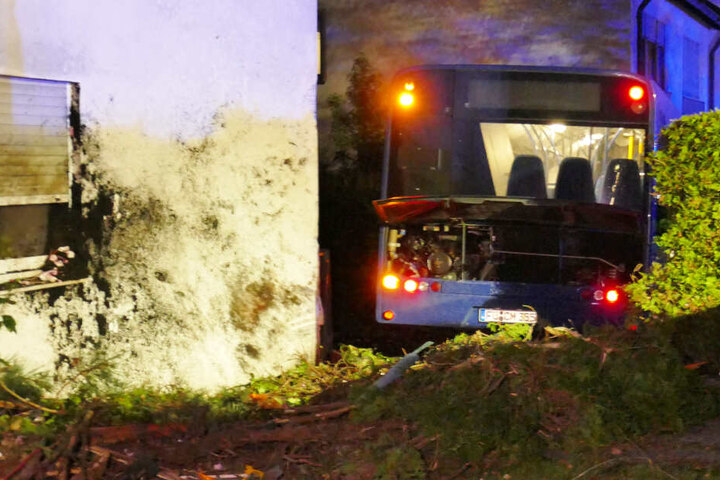 In Fürth ist ein Bus nach einer Irrfahrt in ein Haus eingeschlagen, ein zweites wurde gestreift.