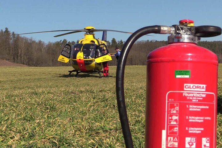 Ein Notarzt kam mit einem Rettungshubschrauber an den Einsatzort.
