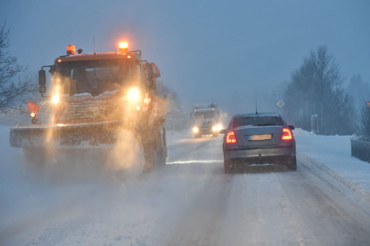 Der Winterdienst ist im Einsatz, trotzdem geht es nur langsam voran.