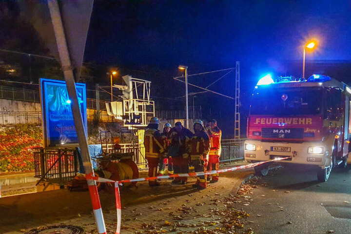 Feuerwehrleute an der Unfallstelle.