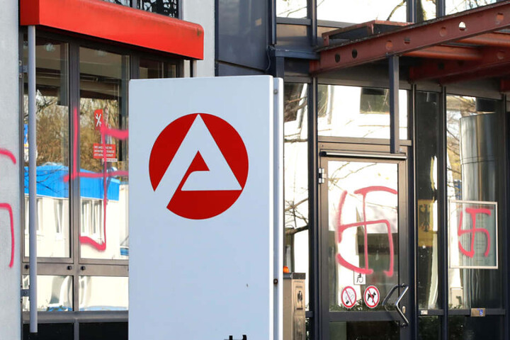 33 Hakenkreuze schmierten Unbekannte in der Nacht an die Agentur für Arbeit in Chemnitz.