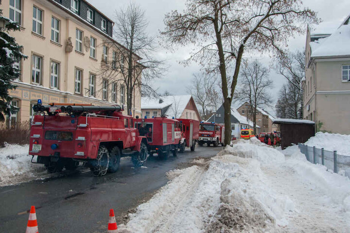 Die Straße vor der Schule blieb während des Löscheinsatzes komplett gesperrt.
