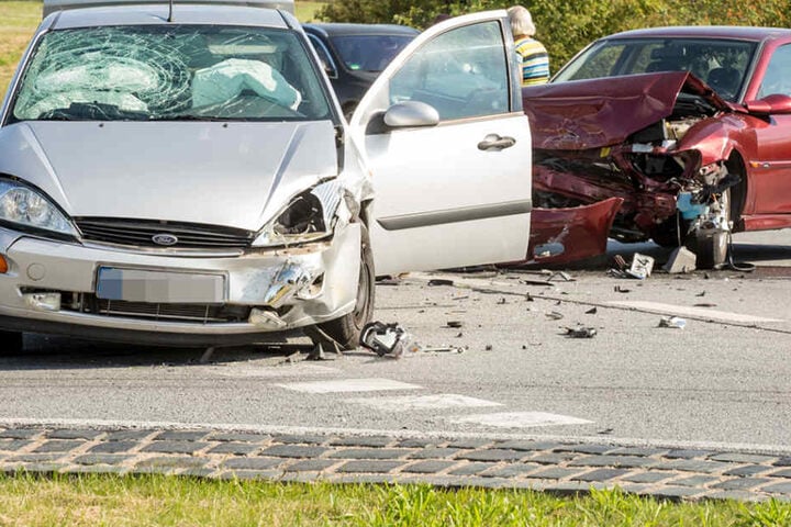 Ein Opel ist frontal in einen entgegenkommenden Ford geknallt.
