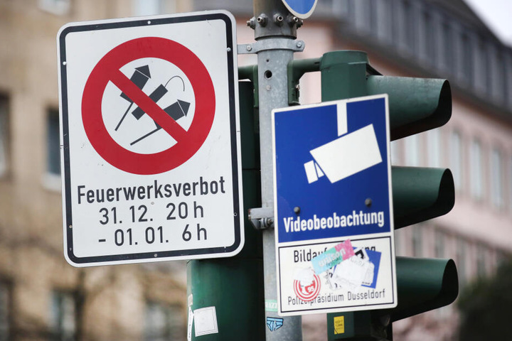 Ein Hinweisschild auf das Feuerwerksverbot hängt in der Altstadt von Düsseldorf.