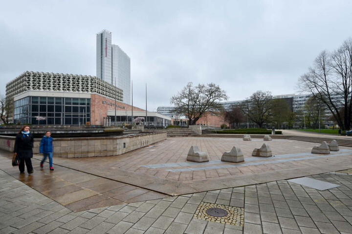 Erst sollte er gar nicht sprudeln, jetzt wenigstens eine verkürzte Saison
lang: Der Brunnen am Roten Turm.