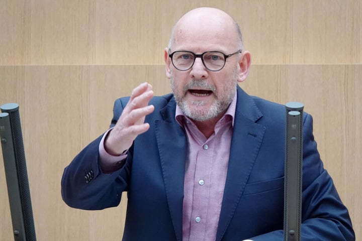 Verkehrsminister Winfried Hermann (Grüne) hält nicht viel von Billigflug-Anbietern.