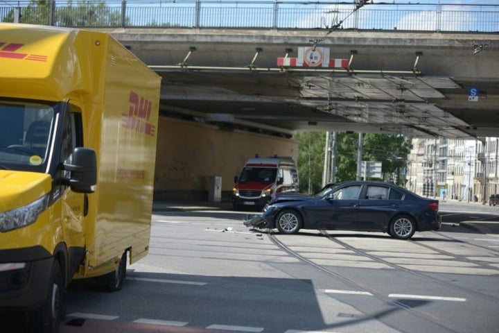 Ein BMW ist dabei in einen DHL-Transporter gerauscht.