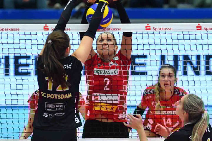 Netzduell aus dem Hinspiel, das der DSC daheim mit 3:0 für sich entschied: Eva Hodanova (vorn) gegen Mareen von Römer.