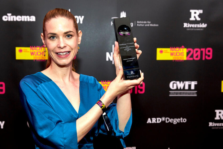 Viviane Andereggen gewann bereits zum zweiten mal. In diesem Jahr wurde sie in der Kategorie "Hamburger Krimipreis der Freien und Hansestadt Hamburg zu Ehren Jürgen Rolands" ausgezeichnet.