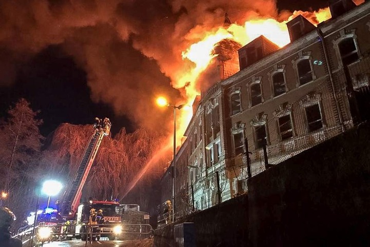 Ende November stand die ehemalige Fabrik lichterloh in Flammen.
