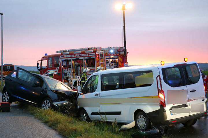 Feuerwehrleute an der Unfallstelle.