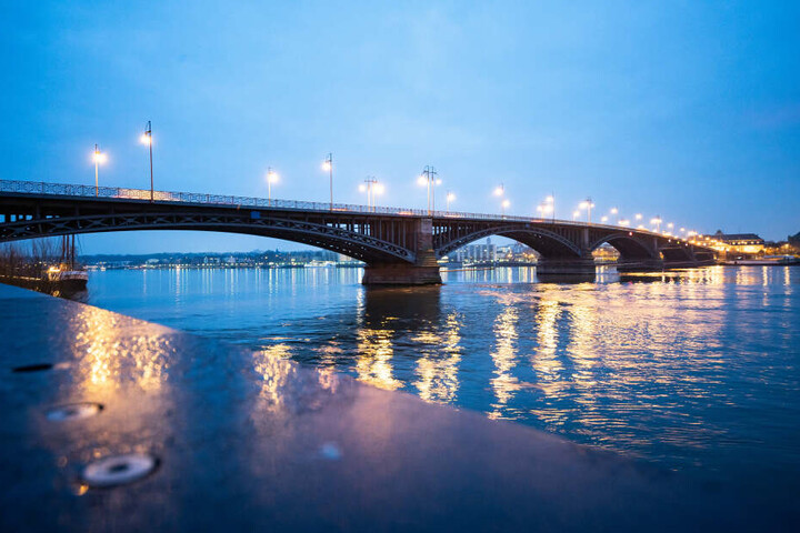 Rund 44.000 Autos überqueren die Theodor-Heuss-Brücke in der Regel täglich.
