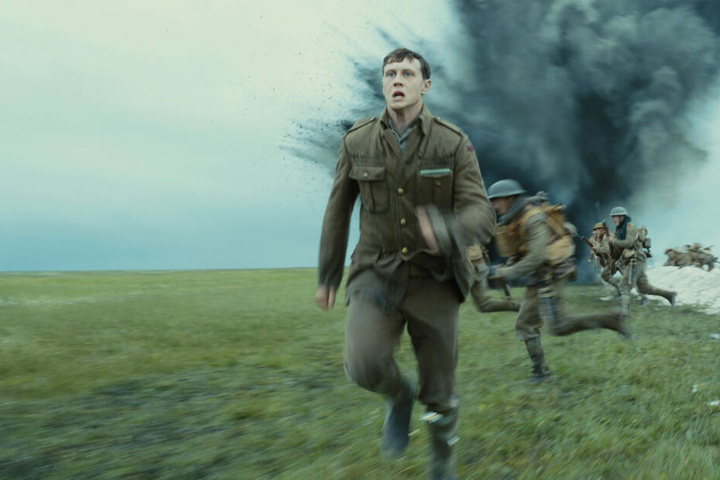 Der Wahnsinn des Krieges: Schofield (vorne, George MacKay) rennt unter schwerem Beschuss über ein Schlachtfeld.