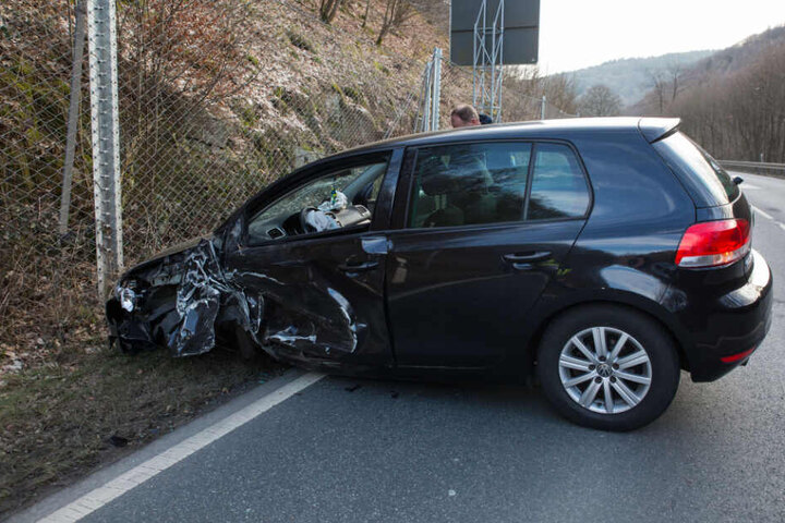 Laut Zeugenaussagen war der Golffahrer während der Fahrt mit seinem Handy beschäftigt.
