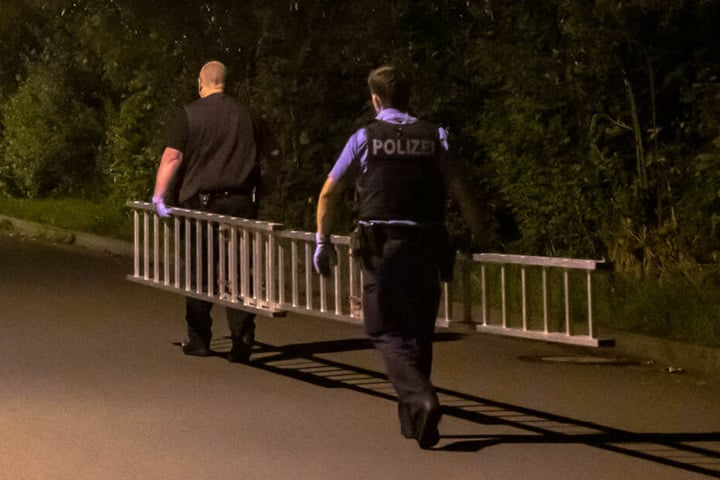 Zwei Polizisten mussten die Leiter bis zur Dienststelle tragen.