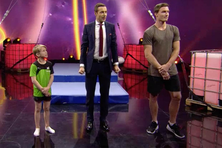 Anton (l.) gewann in der ARD-Show gegen Thomas Röhler (r.). Moderiert wurde die Sendung vom gebürtigen Hallenser Kai Pflaume (M.).