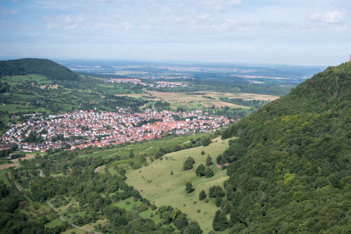 Blick auf Neuffen und die Burg Hohenneuffen in Baden-Württemberg.