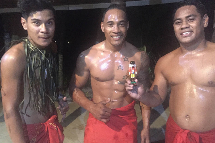 Eine traditionelle Tanztruppe aus Samoa brachte dem zugegeben etwas hölzern
wirkenden Erzgebirgler auch ein paar heiße Rhythmen bei. Die Inselbewohner
hatten offensichtlich große Freude an der Begegnung.