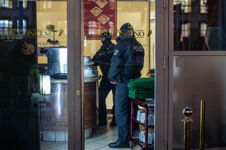 Die Polizei bei einer Mafia-Razzia.